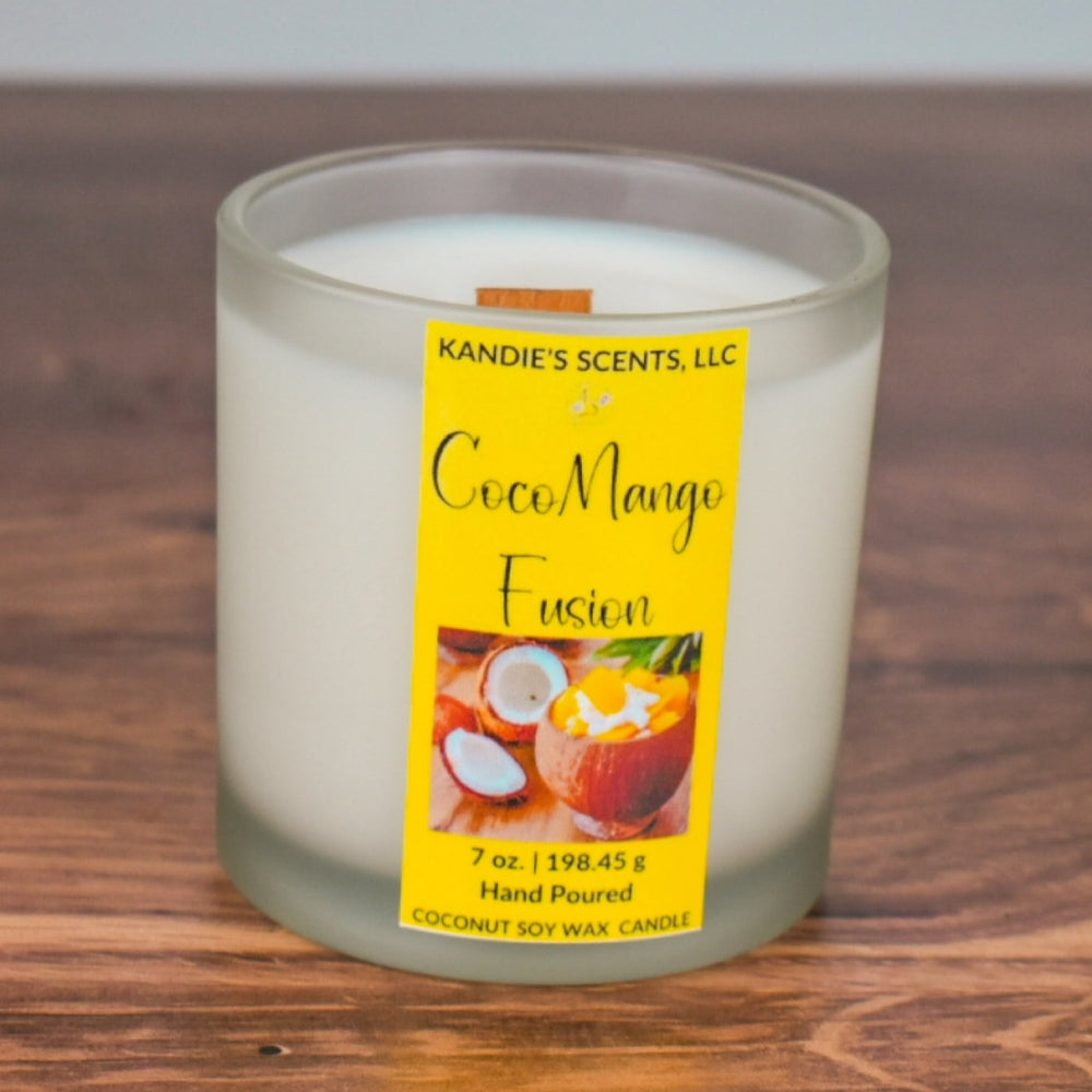 Hand-poured fruity candle with beachy summer fragrance