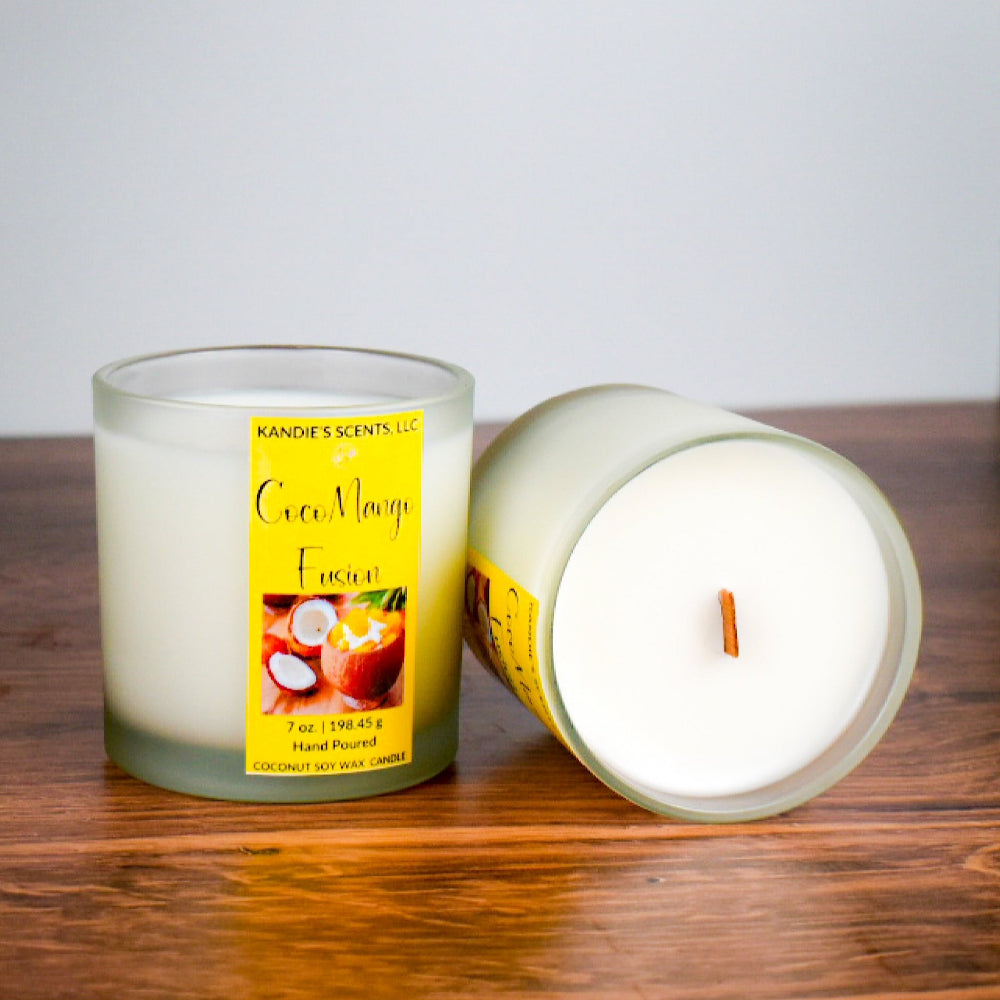 Hand-poured fruity candle with beachy summer fragrance