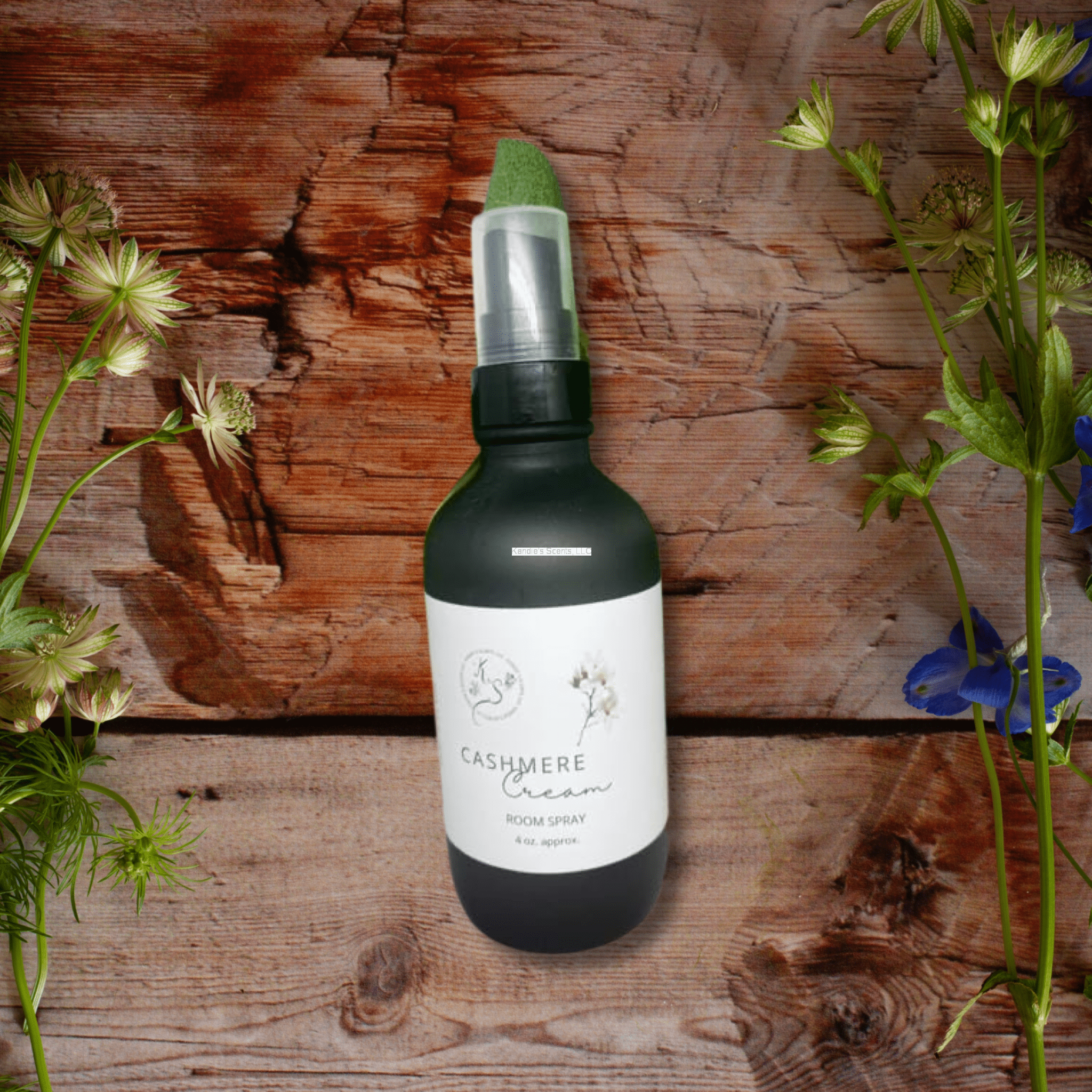 Softly scented home spray with warm musk and tonka bean