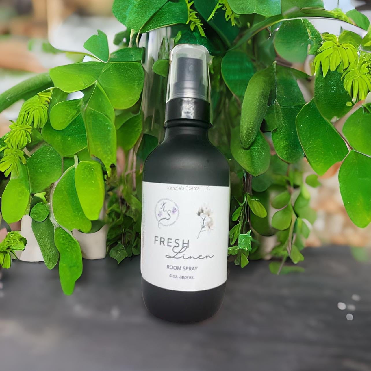 Odor-eliminating fragrance mist with essential oils